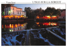 84 L'Isle-sur-la-Sorgue Le Canal Et Restaurants Du Centre Ville La Nuit (Scan R/V) N° 7 \MS9077 - L'Isle Sur Sorgue