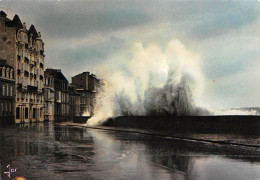 35 SAINT-MALO Vague Sur La Digue (Scan R/V) N° 5 \MS9085 - Saint Malo