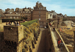 35 SAINT-MALO La Promenade Sur Les Remparts (Scan R/V) N° 50 \MS9084 - Saint Malo