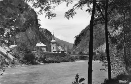 73  Notre-Dame-de-Briançon  La Léchère église Défilé Et Pont Du Diable  (scan R/V) 12 \PC1205 - Moutiers