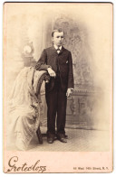 Fotografie Grotecloss, New York, 46 West Street, Traurig Blickender Jüngling Im Dreiteiler  - Anonymous Persons