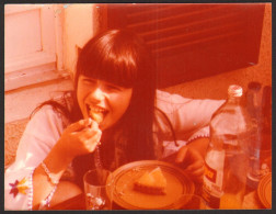 Nice School Teen Girl Long Hair Eating Cake   Old  Photo 11x9 Cm # 41248 - Personnes Anonymes