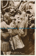 R036488 H. M. The Queen Arriving At Westminster Abbey. Valentine. No C.18. RP - Welt