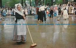 R036492 Olde Dutch Cleanser In Action As The Street Scrubbers Do Their Daily Dut - Welt