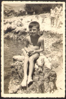 Boy Sitting On Beach   Old  Photo 14x9 Cm # 41251 - Personnes Anonymes