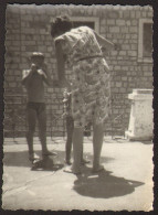 Boy And Woman On Beach   Old  Photo 6x9 Cm # 41255 - Persone Anonimi