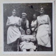 Photographie - Famille Dans Le Jardin D'une Maison. - Anonyme Personen