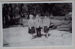 Photographie - Trois Personnes Sur Le Trottoir D'une Maison. - Anonyme Personen