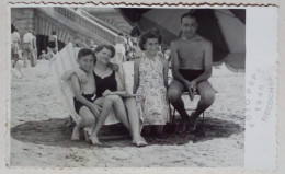 Photographie - Famille Sur Une Plage. - Anonyme Personen