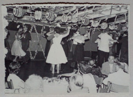 Photographie - Danser Lors D'un Dîner. - Anonyme Personen