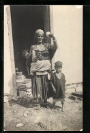 Foto-AK Eine Frau Mit Ihren Zwei Kindern In Traditioneller Kleidung  - Ohne Zuordnung