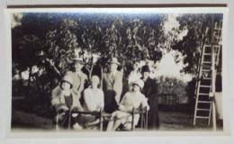 Photographie - Groupe De Personnes Dans Le Jardin D'une Maison (10,5cm X 6cm). - Personnes Anonymes