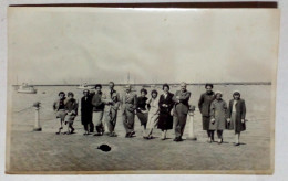 Photographie - Groupe De Personnes Dans Un Port. - Bateaux