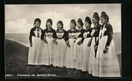 AK Friesinnen In Tracht Am Strand  - Trachten