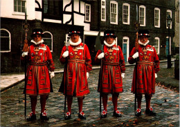 7-5-2024 (4 Z 28) UK - Tower Of  London (Yeoman Guard) - Uniformes