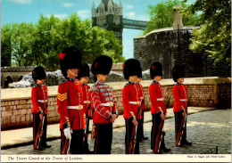 7-5-2024 (4 Z 28) UK - (2 Postcards) Tower Of London + 1 - Regiments