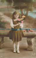 R037078 Old Postcard. Little Girl With Roses - Monde