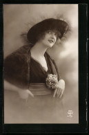 Foto-AK A. Noyer Nr. 3526: Junge Hübsche Frau Im Schwarzen Kleid Mit Federhut Und Mantel  - Photographie