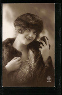 Foto-AK A. Noyer Nr. 2950: Schöne Junge Frau Im Pelzmantel Mit Hut Und Ring  - Photographie