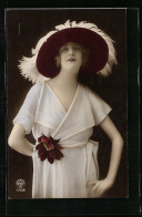 Foto-AK A. Noyer Nr. 3308: Junge Schönheit Im Hellen Kleid Mit Roter Ansteckblume Und Hut  - Photographie
