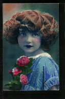 Foto-AK A. Noyer Nr. 3997: Junges Mädchen Im Blauen Kleid Mit Rosenzweig Und Roten Wangen  - Photographie
