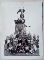 Photographie - Groupe De Personnes à Côté Du Monument (18cm X 24cm). - Persone Anonimi