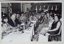 Photographie - Personnes Lors D'un Dîner. - Anonyme Personen