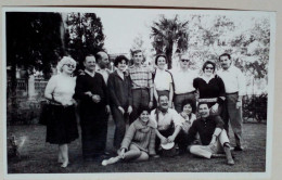 Photographie - Personnes Dans Le Parc D'une Maison. - Anonyme Personen