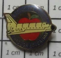 1818A Pin's Pins / Beau Et Rare / ESPACE / NAVETTE SPATIALE USA + POMME ROUGE Allo Houston On A Un Pépin ? - Espacio