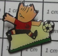 1818A Pin's Pins / Beau Et Rare / SPORTS /  FOOTBALL JEUX OLYMPIQUES 1992 BARCELONE MASCOTTE COBI - Fussball