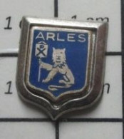 1818A Pin's Pins / Beau Et Rare / VILLES / Mini Pin's ARLES BLASON ECUSSON ARMOIRIES - Cities