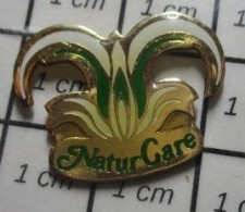 1818A Pin's Pins / Beau Et Rare / MARQUES / FLEUR TROPICALE BLANCHE ORCHIDEE ? NATURCARE - Marcas Registradas