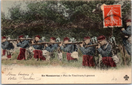 MILITARIA - En Manoeuvre, Groupe De Tirailleurs  - Manoeuvres