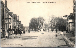 45 GIEN - La Place Du Champ. - Gien