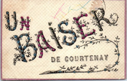 45 COURTENAY - Un Baiser, Carte Souvenir  - Courtenay