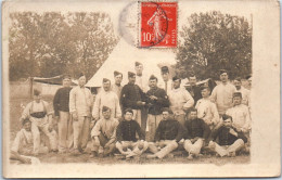 MILITARIA - CARTE PHOTO - Groupe De Militaires Au Campement  - Equipment