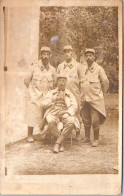 MILITARIA 1914-1918 - CARTE PHOTO - Soldats 1 Sur Le Col  - Weltkrieg 1914-18