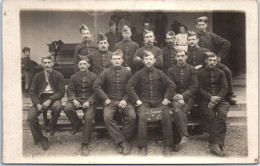 MILITARIA - CARTE PHOTO - Groupe De Soldats Dans Une Caserne - Altri & Non Classificati