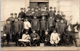 MILITARIA - Groupe De Soldats En Caserne (79 Sur Kepi) - Altri & Non Classificati