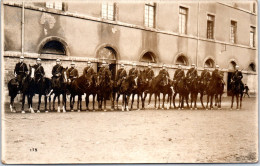 MILITARIA - CARTE PHOTO - Cavaliers Dans Une Caserne  - Other & Unclassified