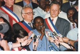 LIONEL JOSPIN  A Une Manifestation Des Sans Papiers  Avec MADJIGUENE CISSE Dans L'EGLISE SAINT BERNARD  1996 - Persone Identificate