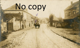 CARTE PHOTO ALLEMANDE - UNE CALECHE DANS UNE RUE DE SUZOY PRES DE THIESCOURT - LASSIGNY OISE - GUERRE 1914 1918 - Guerre 1914-18