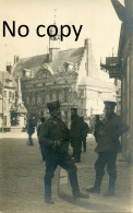 CARTE PHOTO ALLEMANDE - HUSSARD ET OFFICIERS ALLEMANDS PRES DE L'HOTEL DE VILLE DE NOYON OISE - GUERRE 1914 1918 - Oorlog 1914-18