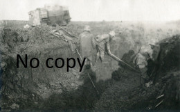 CARTE PHOTO ALLEMANDE - TANK ANGLAIS ET SOLDATS DANS UNE TRANCHEE A BULLECOURT PRES DE QUEANT PAS DE CALAIS 1914 1918 - Guerra 1914-18
