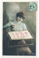 CPA 9 X 14 Année 1907 (25)   Jeune Femme, Broderie - Nouvel An