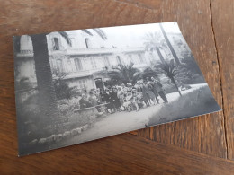 DEUTSCHE AUSFLUGSGESELLSCHAFT DAZUMAL - NICE - NIZZA - FRANKREICH - GRUPPE Vor HOTEL PALMEN In POSE - HUT MODE - Orte