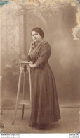 CARTE PHOTO NON IDENTIFIEE REPRESENTANT UNE JEUNE FEMME TENANT LA POSE AU STUDIO PHOTO MECANIQUE PARIS - A Identifier