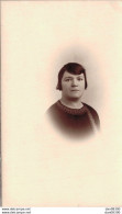 CARTE PHOTO NON IDENTIFIEE REPRESENTANT UNE JEUNE FEMME DANS UN MEDAILLON - Da Identificare