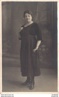 CARTE PHOTO NON IDENTIFIEE REPRESENTANT UNE JEUNE FEMME AU STUDIO BALDO 23 BD POISSONNIERE PARIS - A Identifier