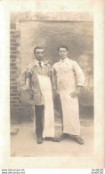 CARTE PHOTO NON IDENTIFIEE REPRESENTANT DEUX HOMMES AVEC TABLIER BLANC GENRE BOUCHER STUDIO GUILLEMINOT PARIS - Zu Identifizieren